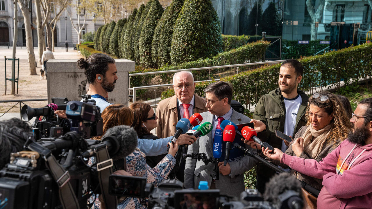 El abogado Jos&eacute; Maria Fern&aacute;ndez Abril (c), miembro de Abogados Cristianos, ofrece declaraciones tras presentar una querella contra miembros de la ejecutiva del PSOE y contra varios partidos pol&iacute;ticos por la aprobaci&oacute;n de la ley de amnist&iacute;a, en la Audiencia Nacional.