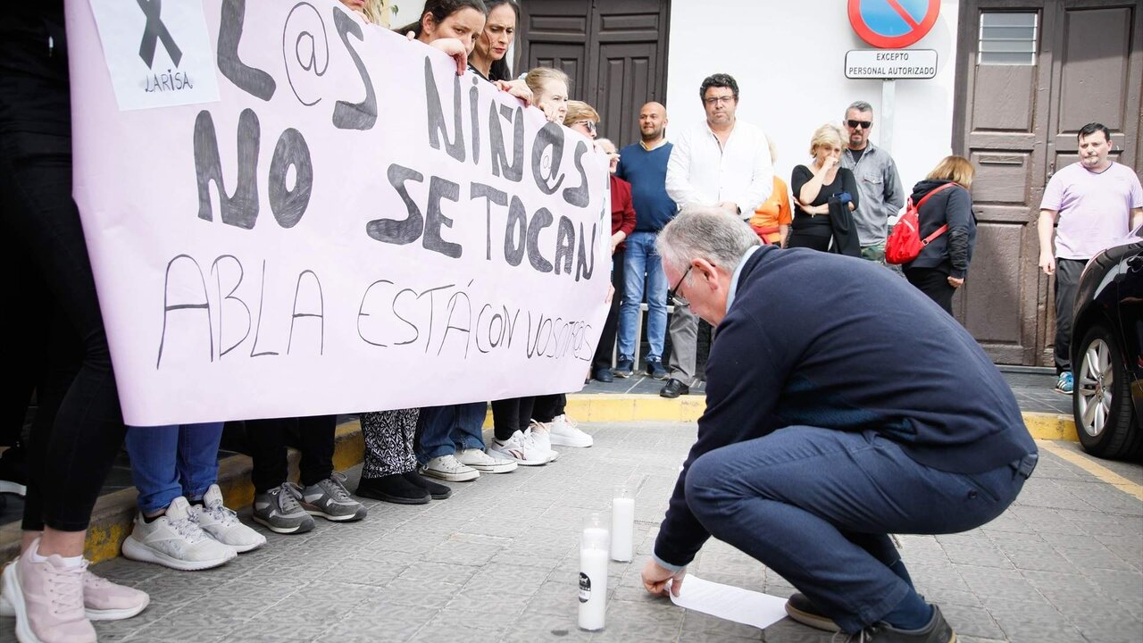 El pueblo de Abla ha guardado un minuto de silencio en memoria de las dos menos asesinadas, presuntamente, a manos de su padre, que posteriormente se quit&oacute; la vida, a 18 de marzo de 2024 en Almer&iacute;a (Foto:Marian Le&oacute;n / Europa Press)