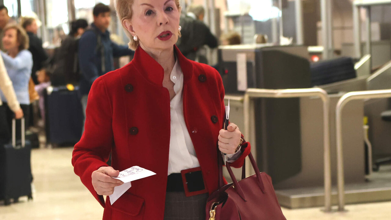 Carolina Herrera en el aeropuerto, a 22 de marzo de 2024, en Madrid (Espa&ntilde;a).
FAMOSOS;AEROPUERTO;DISE&Ntilde;ADORA
Jos&eacute; Ruiz / Europa Press
22/3/2024