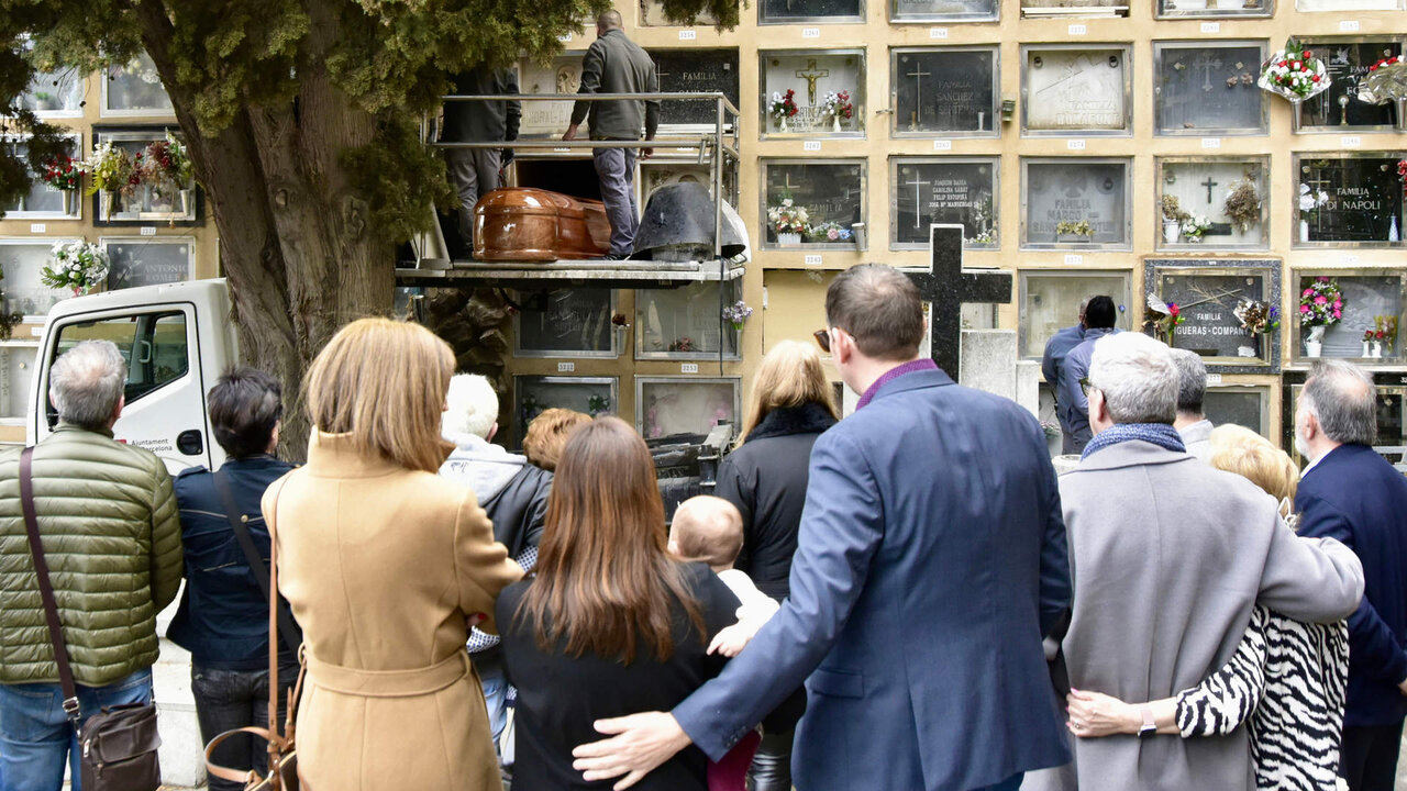 Familiares y amigos durante el entierro de la actriz Silvia Tortosa, a 25 de marzo de 2024, en Barcelona (Espa&ntilde;a).
ENTIERRO;MUERTE;ACTRIZ;SILVIA TORTOSA;25 MARZO 2024
David Oller / Europa Press
25/3/2024