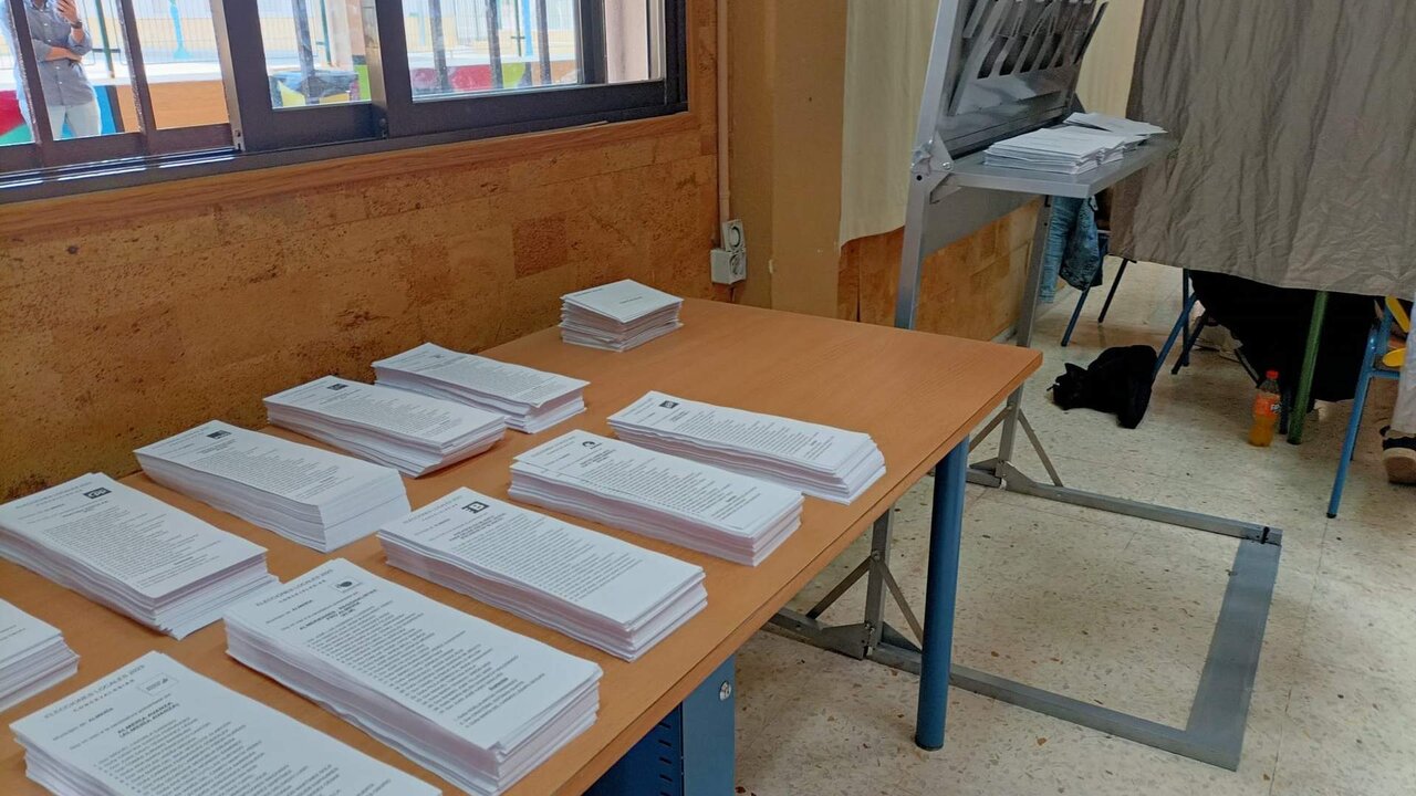 Papeletas en un colegio electoral de Almer&iacute;a (Foto: Europa Press)
