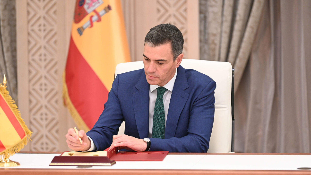 El presidente del Gobierno, Pedro S&aacute;nchez, durante la firma de acuerdos entre Espa&ntilde;a y Catar, a 3 de abril de 2024, en Doha (Catar).