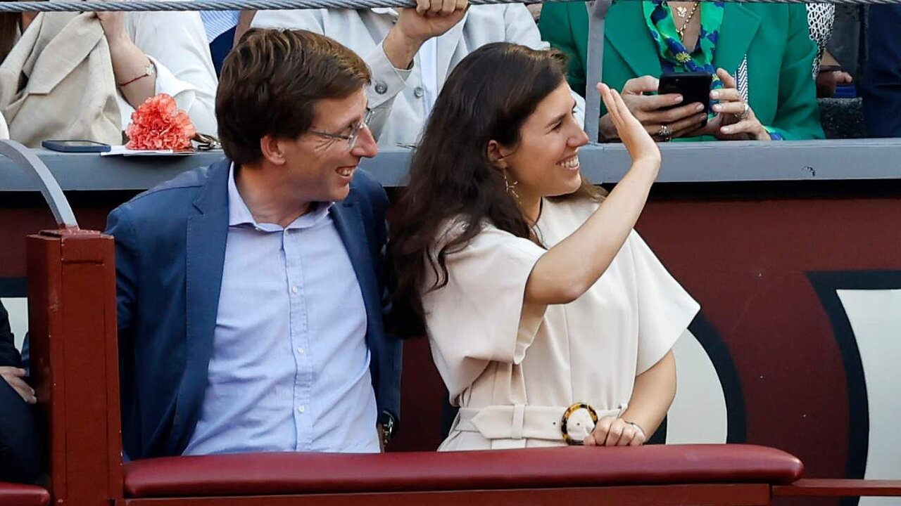 Jos&eacute; Luis Mart&iacute;nez-Almeida y Teresa Urquijo disfrutan de una tarde de toros en Las Ventas (Foto: Jose Velasco / Europa Press)