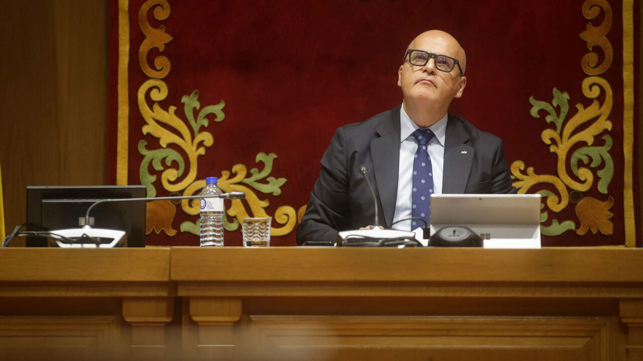 Ourense. Pleno de la Diputaci&oacute;n Provincial donde se ha debatido una moci&oacute;n del grupo socialista para dirimir las presuntas pr&aacute;cticas irregulares por parte del grupo popular en la adjudicaci&oacute;n de obras tras los audios revelados por un diario en la jornada de ayer y que presuntamente podr&iacute;an incriminar al Presidente de la instituci&oacute;n, Jos&eacute; Manuel Baltar. En la imagen, el Presidente de la Diputaci&oacute;n de Ourense, Jos&eacute; Manuel Baltar, en la ma&ntilde;ana del viernes 2 de junio
