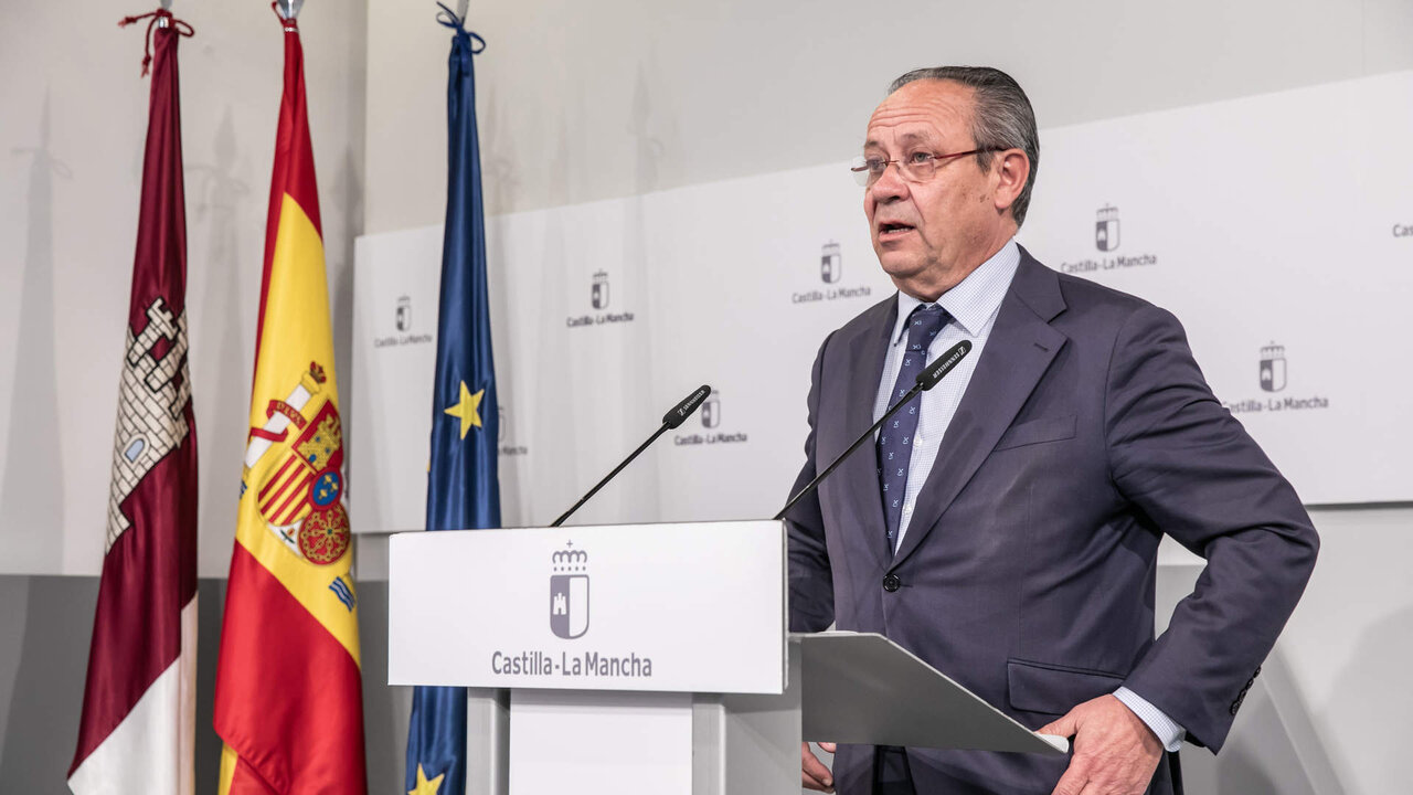 Toledo, 9 de abril de 2024.- El consejero de Hacienda, Administraciones P&uacute;blicas y Transformaci&oacute;n Digital, Juan Alfonso Ruiz Molina, informa de los acuerdos del Consejo de Gobierno relacionados con este departamento, en una rueda de prensa que tendr&aacute; lugar en el Palacio de Fuensalida. (Fotos: D. Esteban Gonz&aacute;lez // JCCM)