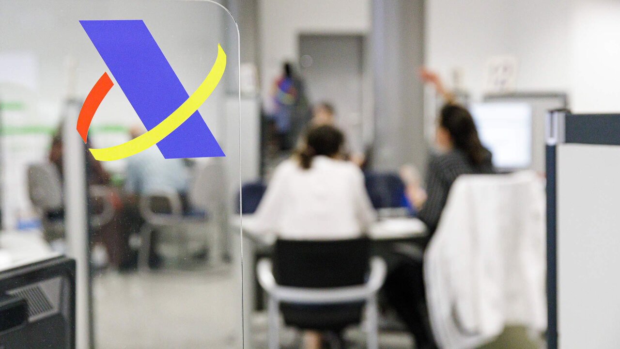 Archivo - Varias personas son atendidas en la Agencia Tributaria para presentar la declaraci&oacute;n de la renta.