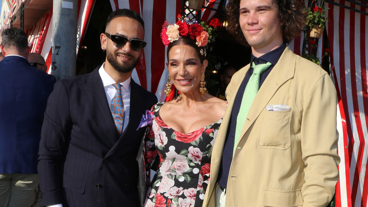 Manuel Cort&eacute;s, Raquel Bollo y Bosco Mart&iacute;nez Bordiu en la Feria de Abril, a 15 de abril de 2024, en Sevilla (Espa&ntilde;a).
Leandro Wassaul / Europa Press
15/4/2024