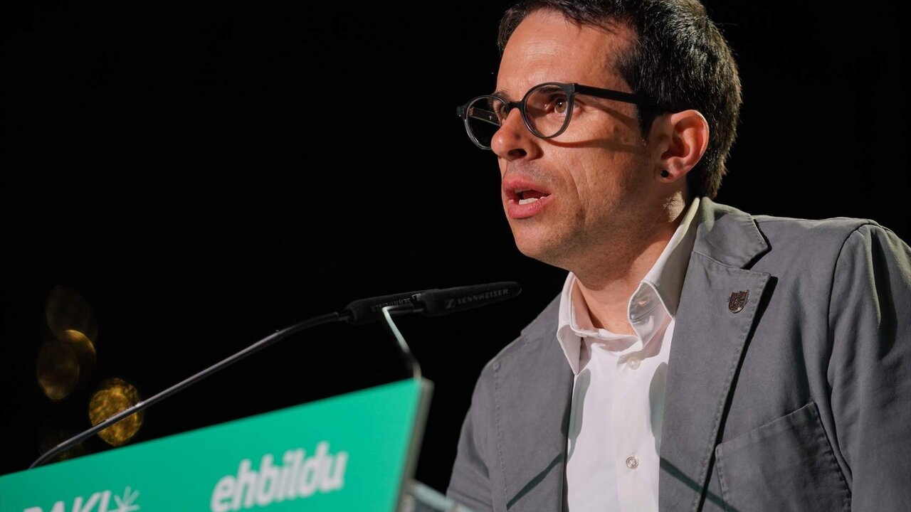 El candidato a lehendakari, Pello Otxandiano, interviene durante el inicio de la campa&ntilde;a electoral de EH Bildu. (Foto:I&ntilde;aki Berasaluce / Europa Press)