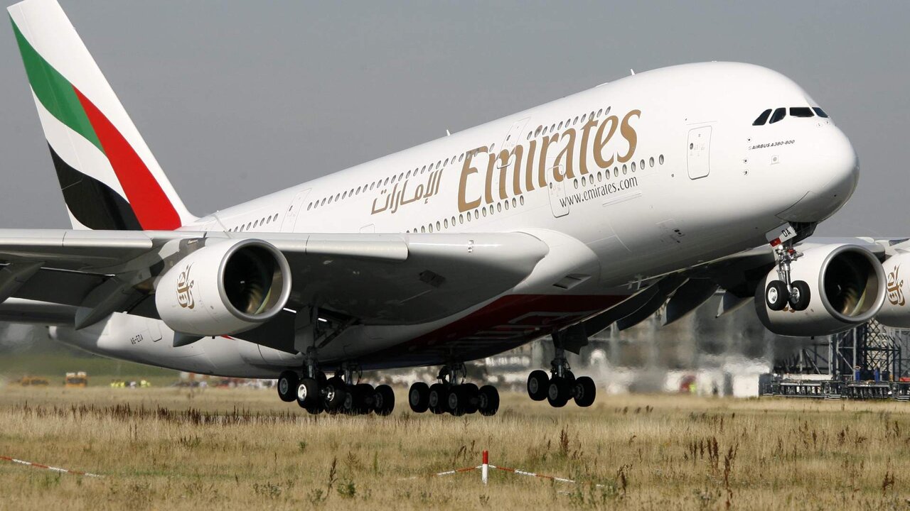 Emirates proh&iacute;be bater&iacute;as externas a bordo