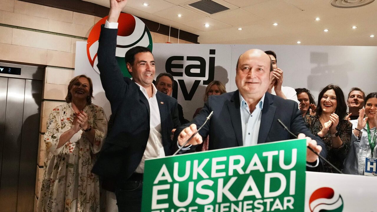 Imanol Pradales y Andoni Ortuzar celebran los resultados de las elecciones vascas (Foto: H.Bilbao / Europa Press).