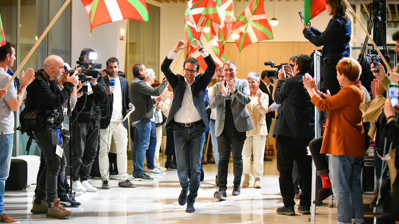 Pello Otxandiano y Arnaldo Otegi celebran los resultados de EH Bildu.
