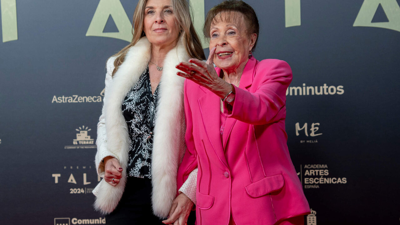 La actriz Gemma Cuervo (d) y su hija Natalia posan durante la alfombra roja de los Premios Tal&iacute;a 2024, en la Plaza Santa Ana, a 22 de abril de 2024, en Madrid (Espa&ntilde;a). La Academia de las Artes Esc&eacute;nicas de Espa&ntilde;a entrega hoy los Premios Tal&iacute;a, que reconocen las numerosas disciplinas que forman la instituci&oacute;n: l&iacute;rica, danza, circo, teatro de texto y musical, estudios y divulgaci&oacute;n.
22 ABRIL 2024;PHOTOCALL;POSAR;POSADO;ALFOMBRA ROJA;
Gabriel Luengas / Europa Press
22/4/2024