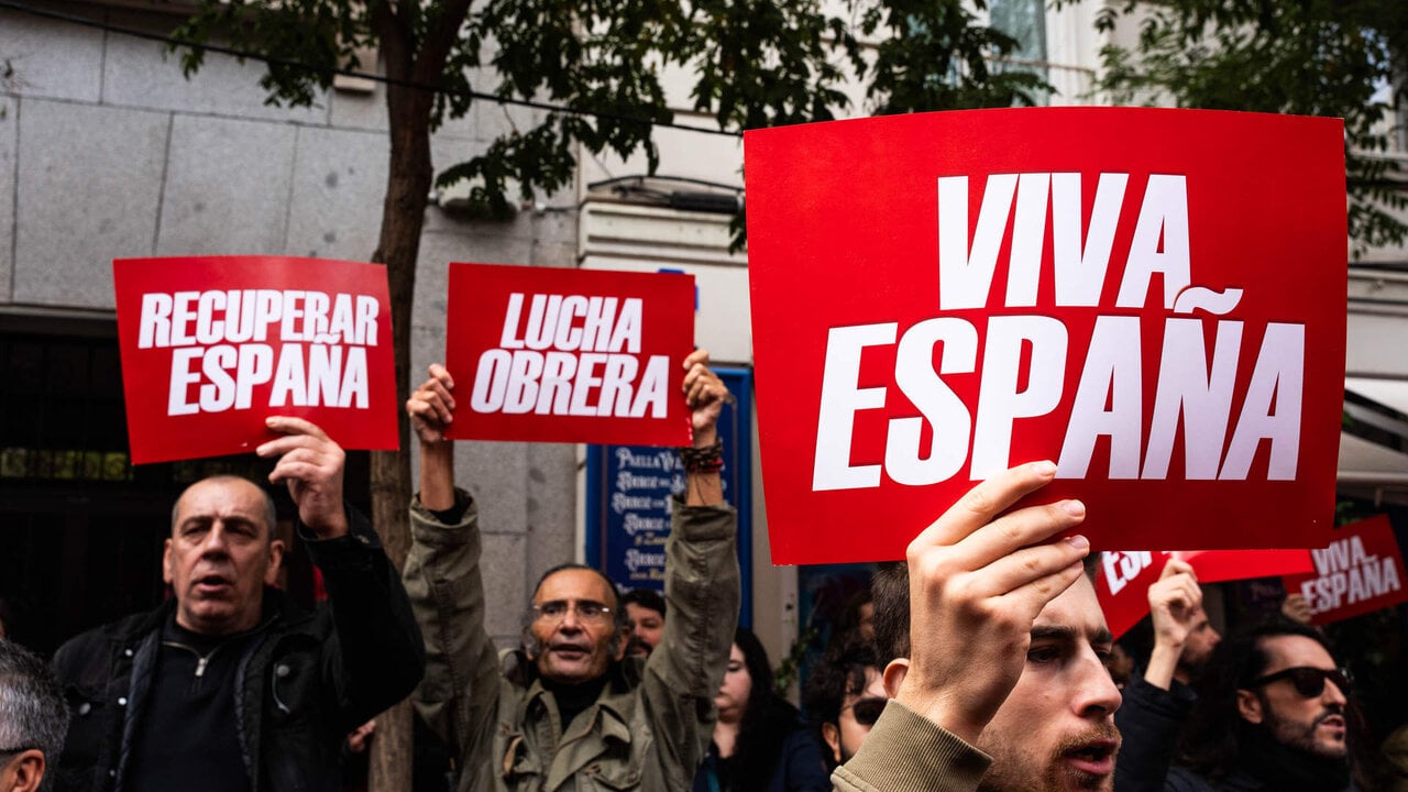 Varias personas protestan con carteles durante una manifestaci&oacute;n convocada por Frente Obrero en Madrid (Foto: Matias Chiofalo / Europa Press)