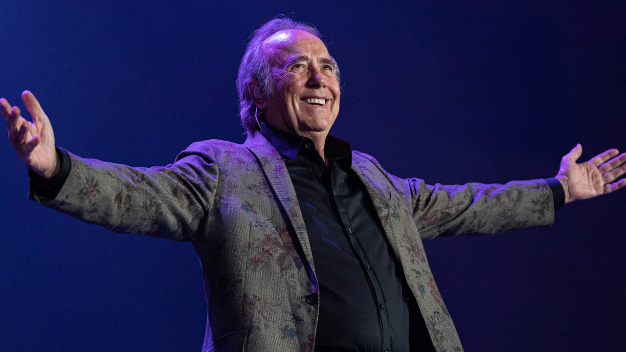 El cantautor Joan Manuel Serrat durante un concierto en el Palau de Sant Jordi, a 20 de diciembre de 2022, en Barcelona, Catalunya (Espa&ntilde;a). El cantautor Joan Manuel Serrat inicia su serie de tres &uacute;ltimos conciertos de la gira de despedida 'El vicio de cantar 1965-2022', que tendr&aacute;n su Barcelona natal como escenario. La gira se inici&oacute; el pasado 27 de abril en el Beacon Theatre de Nueva York y acabar&aacute; con los conciertos hoy y el pr&oacute;ximo 22 y 23 de diciembre en el Palau Sant Jordi. El tour ha contado con m&aacute;s de una setentena de conciertos en Europa y Am&eacute;rica y ante la demanda de entradas, en muchas ciudades ha doblado fecha y en algunos casos triplicado como es el caso de Madrid y Barcelona.
20 DICIEMBRE 2022;CONCIERTOS;CONCIERTO;DESPEDIDA;TOUR;CANTANTE;CANTAUTOR;CATALUNYA;CATALU&Ntilde;A
Pau Venteo / Europa Press
(Foto de ARCHIVO)
20/12/2022