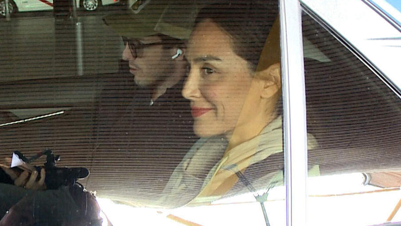 Tamara Falc&oacute; recoge a su marido, I&ntilde;igo Onieva, en la Terminal 4 del aeropuerto Aolfo Su&aacute;rez Madrid-Barajas, a 22 de abril de 2024, en Madrid (Espa&ntilde;a)
