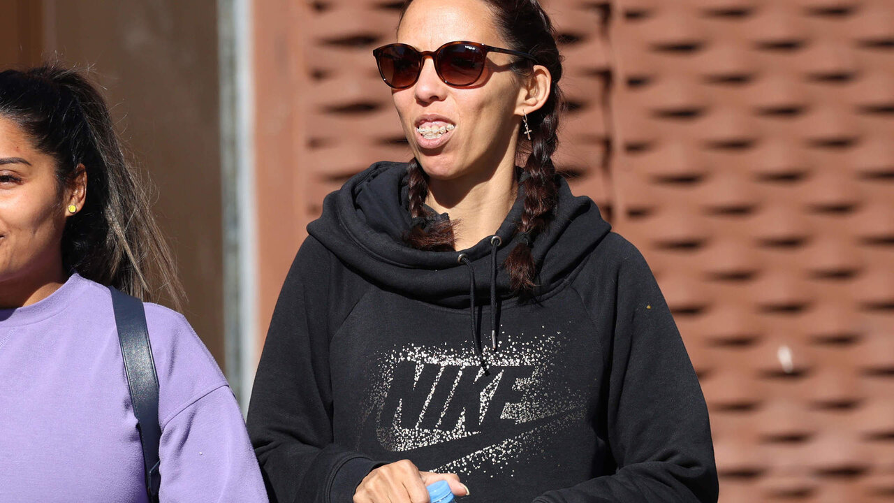 Paola Olmedo saliendo del gimnasio junto a una amiga, a 24 de abril de 2024, en Madrid (Espa&ntilde;a).
PERSONAJE;GIMNASIO;CHANDAL;NIKE
Ra&uacute;l Terrel / Europa Press
24/4/2024