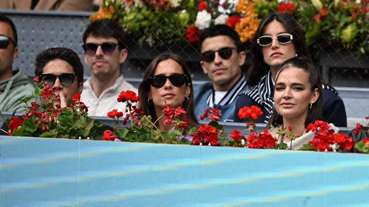 Pablo Castellano, Mar&Atilde;&shy;a Pombo, Marc M&Atilde;&iexcl;rquez, su pareja, Gemma Pinto, y Laura Escanes durante el partido de Carlos Alcaraz en el Mutua Madrid Open, a 30 de abril de 2024, en Madrid (Espa&Atilde;&plusmn;a).

TENIS;PERSONAJE;PARTIDO;MUTUA MADRID OPEN;30 ABRIL 2024

Jos&Atilde;&copy; Oliva / Europa Press

30/4/2024