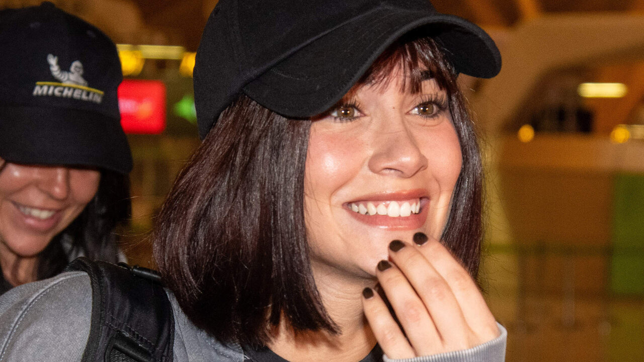 Aitana llega al aeropuerto, a 11 de diciembre de 2023, en Madrid (Espa&ntilde;a).
FAMOSOS;AEROPUERTO;GORRA;FANS
Jos&eacute; Oliva / Europa Press
(Foto de ARCHIVO)
11/12/2023