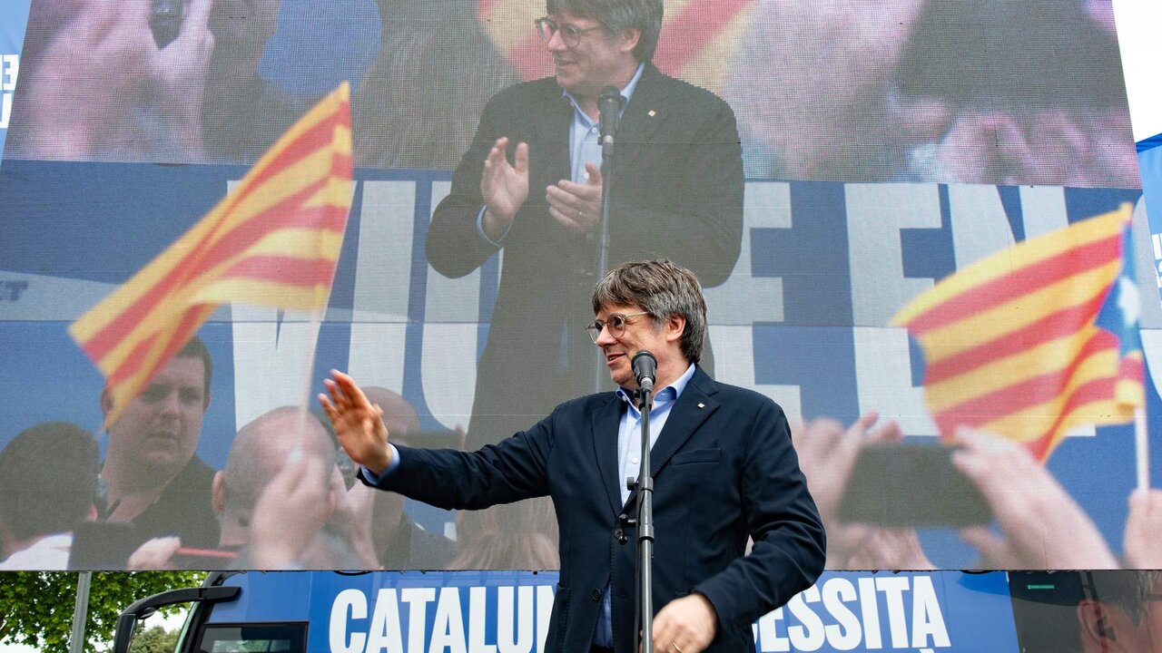 El expresidente de la Generalitaty candidato de Junts a las elecciones catalanas, Carles Puigdemont, interviene durante un mitin en Argel&egrave;s.