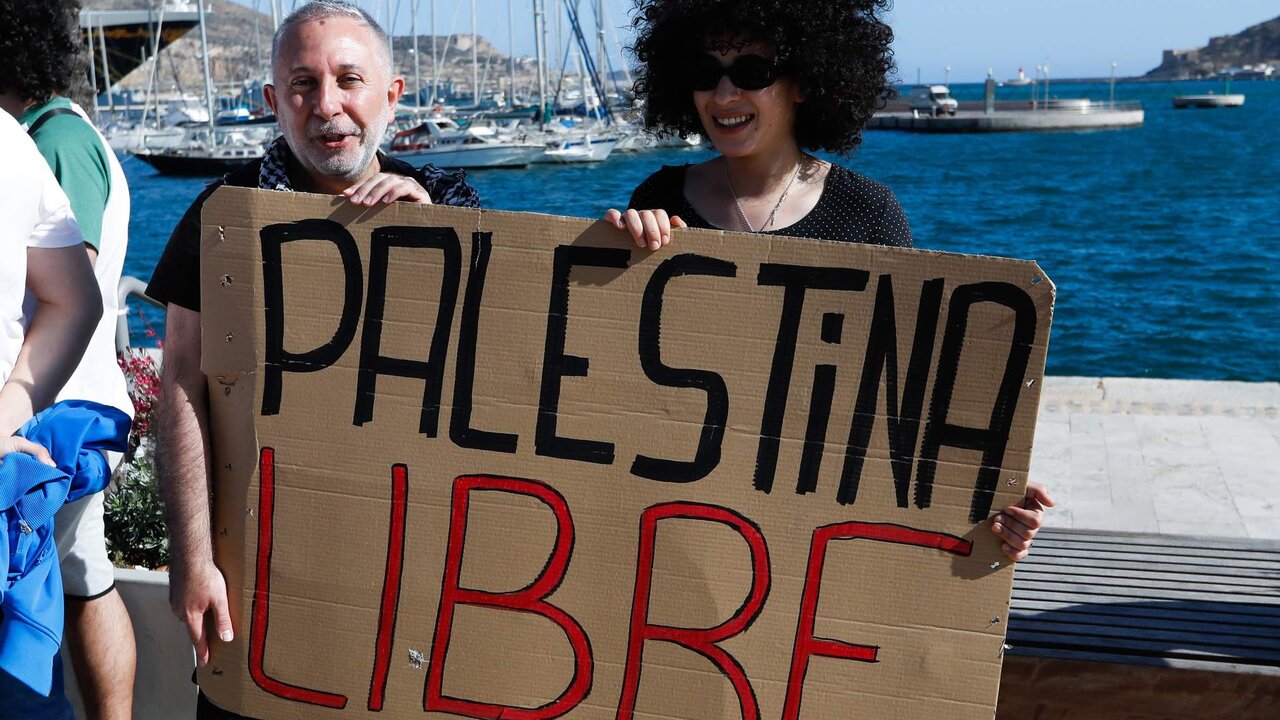Varias personas protestan para que el buque Borkum no amarre en el puerto de Cartagena.