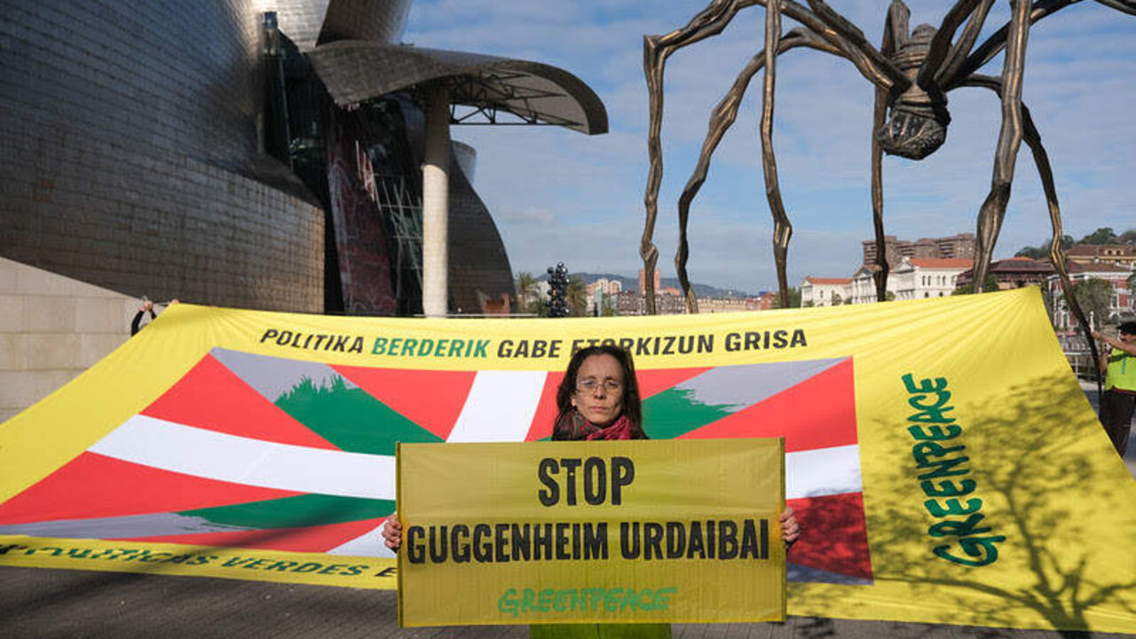 10/4/2024. Bilbao, Vizcaya, Pa&iacute;s Vasco, Espa&ntilde;a.\r\rGreenpeace ha desplegado hoy una pancarta de 50 metros cuadrados con una inmensa ikurri&ntilde;a y el lema &ldquo;Sin pol&iacute;ticas verdes el futuro es gris&rdquo;, frente al Museo Guggenheim Bilbao. \r\rLa bandera aparece descolorida para invitar a los partidos que concurren a las elecciones y a la ciudadan&iacute;a a pintarla de verde exigiendo pol&iacute;ticas comprometidas para un Euskadi m&aacute;s justo social y ambientalmente.\r\rLa organizaci&oacute;n ha invitado a la ciudadan&iacute;a y a los partidos pol&iacute;ticos a pintar de verde la bandera para exigir que las propuestas ambientales tengan m&aacute;s peso en la campa&ntilde;a.\r \rEs necesario abandonar la era de las grandes infraestructuras, como la Supersur, la autov&iacute;a subfluvial del Nervi&oacute;n o el Guggenheim de Urdaibai, que van en contra de la necesaria transici&oacute;n ecol&oacute;gica.\r\rGreenpeace ha presentado a los partidos que concurren a las elecciones sus propuestas para una Euskadi m&aacute;s justa en t&eacute;rminos ambientales y sociales.\r&copy;Greenpeace/Pedro Armestre\r\r&copy;Greenpeace Handout/Pedro Armestre- No sales - No Archives - Editorial Use Only - Free use only for 14 days after release. Photo provided by GREENPEACE, distributed handout photo to be used only to illustrate news reporting or commentary on the facts or events depicted in this image.