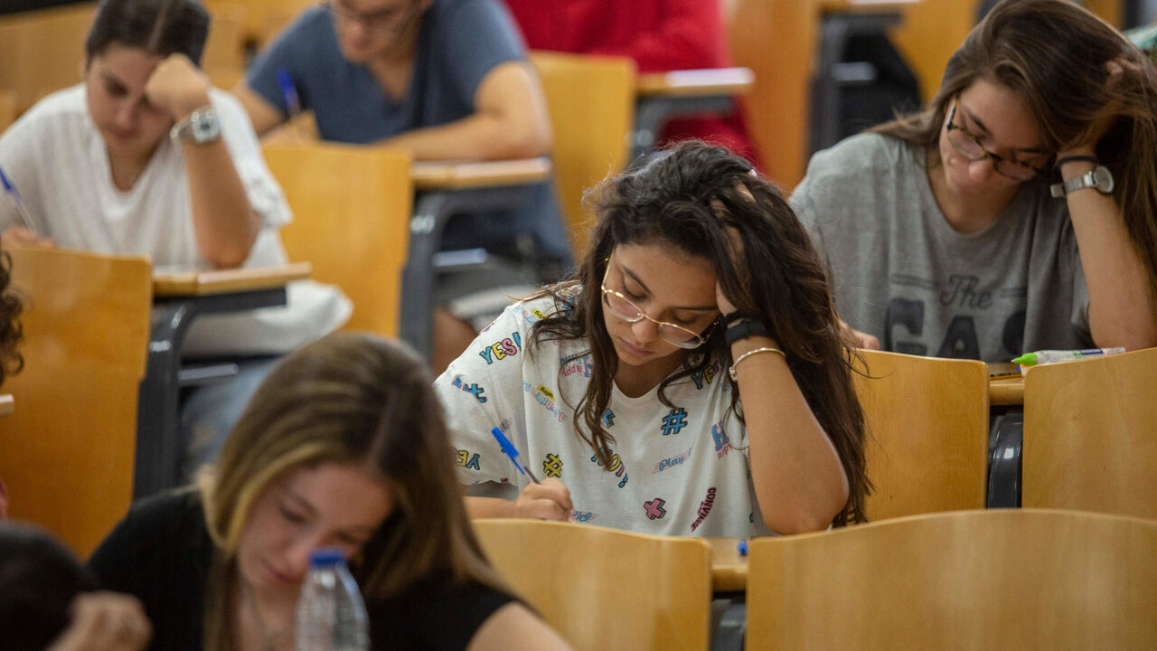 Alumnos en la facultad de Matem&aacute;ticas de la Universidad de Sevilla.