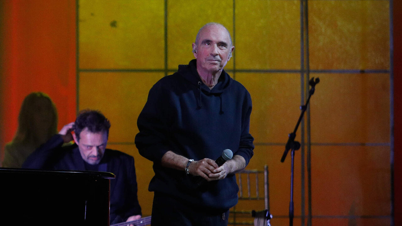 El cantautor Llu&iacute;s Llach durante un concierto para recaudar fondos para el proceso participativo de Debat Constituent en el Palau Sant Jordi, a 18 de diciembre de 2021, en Barcelona, Catalunya (Espa&ntilde;a). Llu&iacute;s Llach dio por terminada su carrera musical el 24 de marzo de 2007 en Verges, y desde entonces tan solo ha subido a un escenario muy ocasionalmente para expresar su apoyo a alguna causa social o pol&iacute;tica, y nunca ofreciendo un recital completo. Una motivaci&oacute;n de esta &iacute;ndole, su compromiso con Debat Constituent, le impulsa ahora a ofrecer su primer concierto en casi 15 a&ntilde;os, el s&aacute;bado 18 de diciembre en el Palau Sant Jordi.