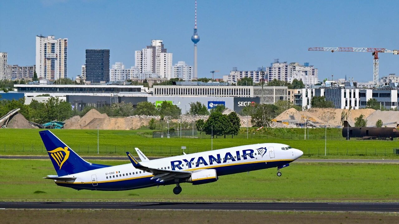 Brandenburg, Schoenefeld: A Ryanair plane takes off from Berlin Brandenburg Airport BER. Photo: Patrick Pleul/dpa Fecha: 08/05/2024.