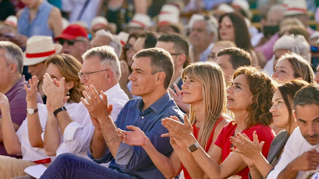El presidente del Gobierno, Pedro S&aacute;nchez, junto a su esposa, Bego&ntilde;a G&oacute;mez, en un mitin del PSOE en Benalm&aacute;dena (M&aacute;laga)