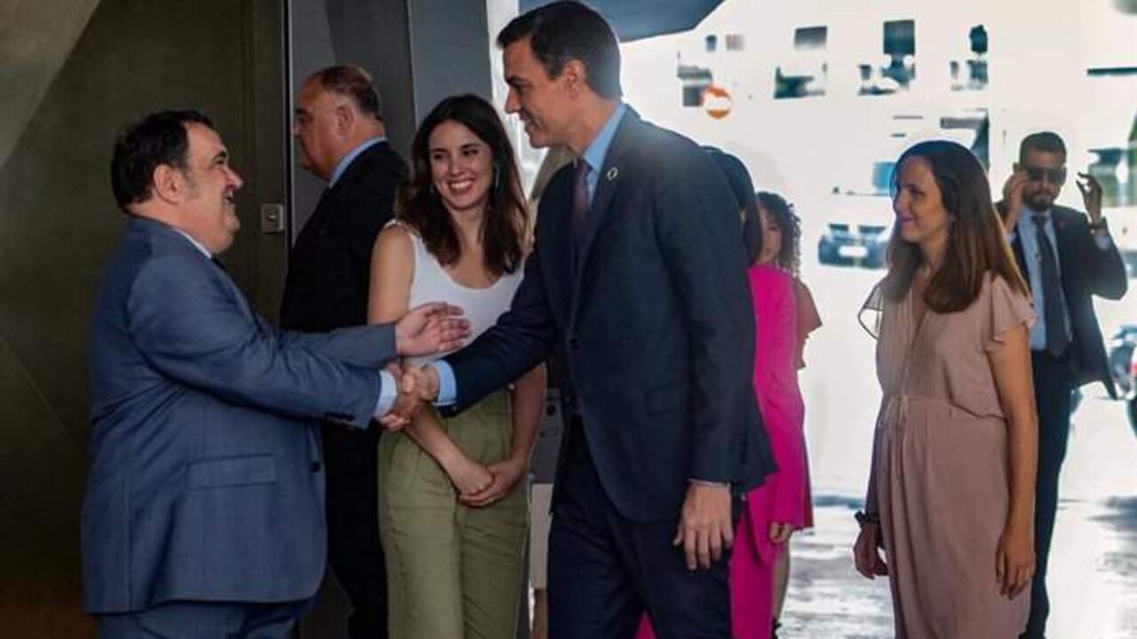 (I-D) El alto Comisionado para la Lucha contra la Pobreza Infantil, Ernesto Gasco, saluda al presidente del Gobierno, Pedro S&aacute;nchez, en presencia de la ministra de Igualdad, Irene Montero (c) y la ministra de Derechos Sociales y Agenda 2030, Ione Belarra