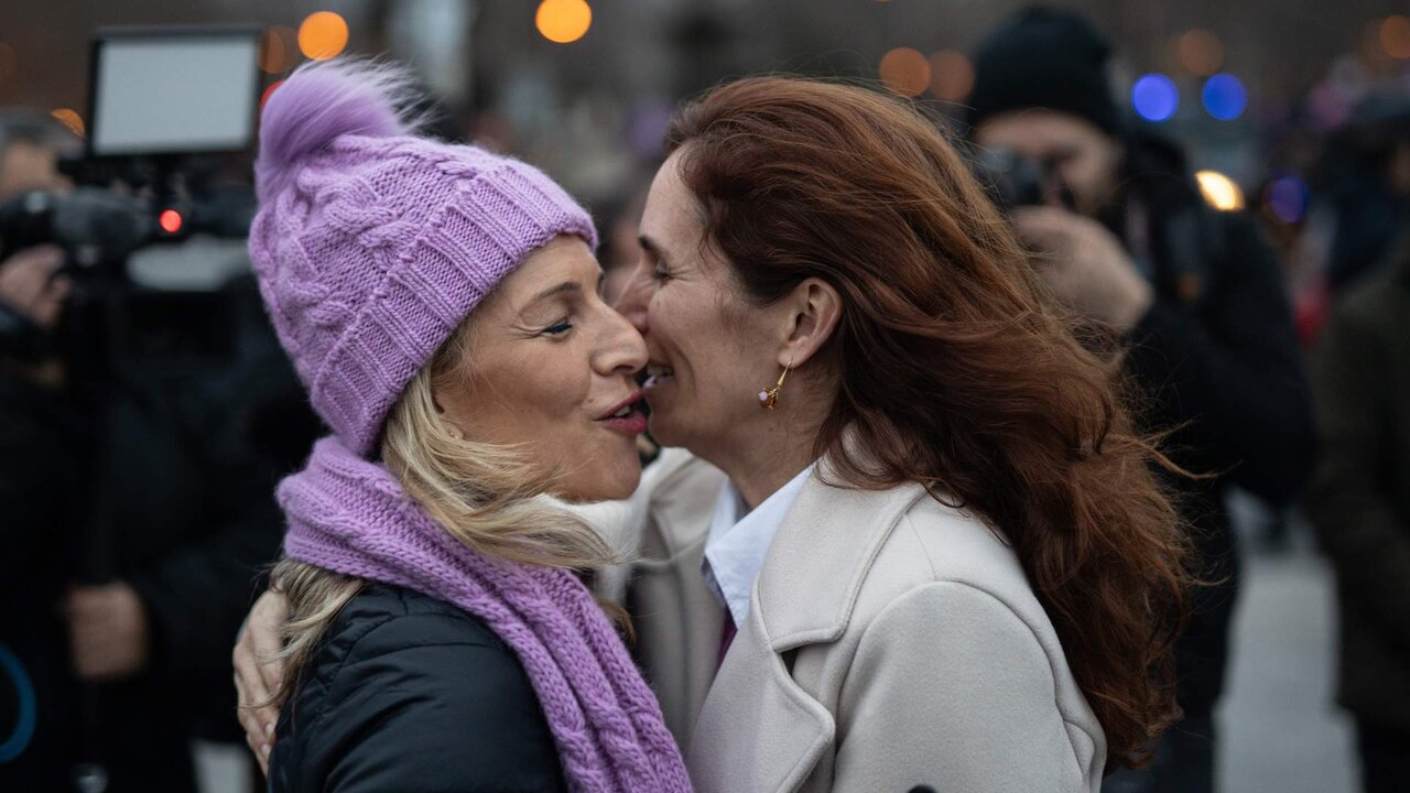 La vicepresidenta segunda y Ministra de Trabajo y Econom&iacute;a Social, Yolanda D&iacute;az, saluda a la ministra de Sanidad, M&oacute;nica Garc&iacute;a, durante la manifestaci&oacute;n convocada por la Comisi&oacute;n 8M.