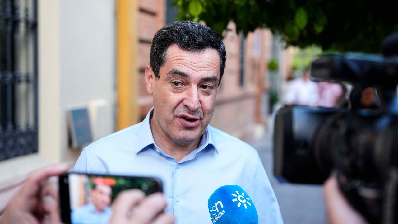 El presidente de la Junta de Andaluc&iacute;a, Juanma Moreno, durante la noche electoral en la sede del PP-A, a 9 de junio de 2024, en Sevilla (Andaluc&iacute;a, Espa&ntilde;a). Hoy tienen lugar las elecciones europeas de 2024 en Espa&ntilde;a. M&aacute;s de 38 millones de espa&ntilde;oles han estado llamados a pasar por las urnas en unos comicios en los que se eligen a 61 eurodiputados al Parlamento Europeo. El partido pol&iacute;tico m&aacute;s numeroso es el Partido Popular Europeo, con 177 parlamentarios, seguido del Grupo de la Alianza Progresista de Socialistas y Dem&oacute;cratas (143), mientras que el m&aacute;s peque&ntilde;o es el grupo de la Izquierda, con 37 representantes.