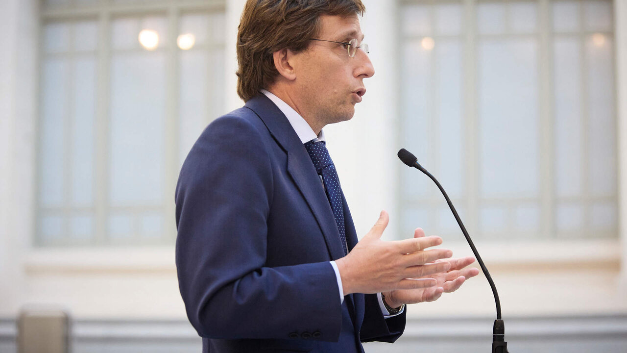 Archivo - El alcalde de Madrid, Jos&eacute; Luis Mart&iacute;nez-Almeida, atiende a los medios de comunicaci&oacute;n, en el Patio de Cristal del Palacio de Cibeles.