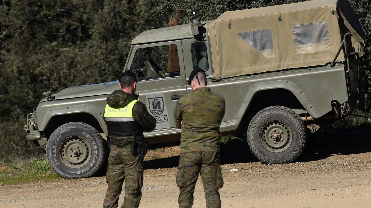 C&oacute;rdoba. 21/12/23MADERO CUBEROLa Guardia Civil y efectivos de la base de Cerro Muriano buscan desde primera hora de la ma&ntilde;ana a dos militares que han desaparecido durante unas maniobras que se estaban realizando en un lago del complejo de la Brigada X. (En la imagen, militares acordonando el sitio donde han ocurrido los hechos)