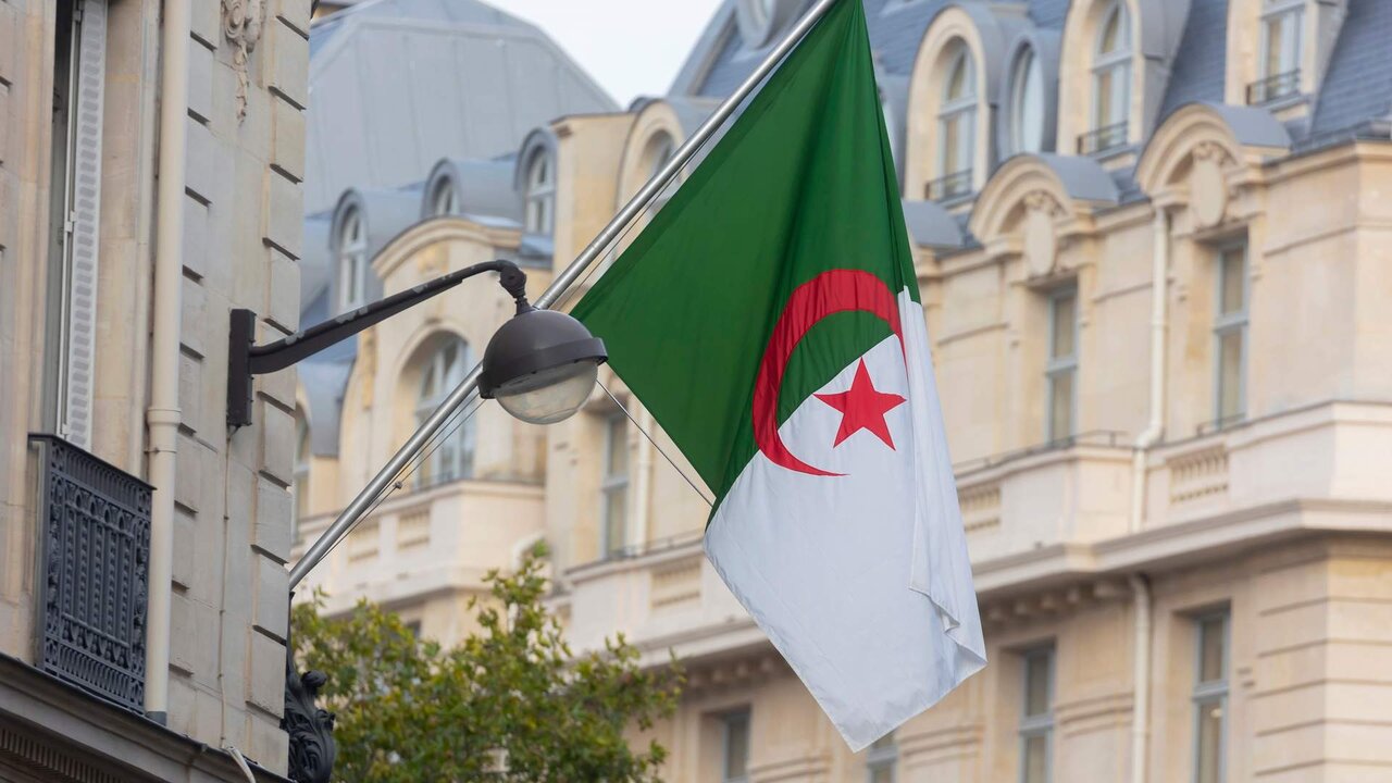 Vincent Isore/IP3 ; Paris, France September 21, 2021 - The flag of Algeria waves on the facade of the Algerian embassy of in France..AMBASSADE D ALGERIE EN FRANCE, FRANCO ALGERIEN, DIPLOMATIE, RELATIONS DIPLOMATIQUES, DIPLOMATE, DRAPEAU ALGERIEN, ILLUSTRATION, GENERIQUE, CONSULAT, RELATIONS FRANCO ALGERIENNES, CHANCELLERIE, POLITIQUE, AMBASSADEUR, CRISE DIPLOMATIQUE, INCIDENT DIPLOMATIQUE, RELATIONS INTERNATIONALES, POLITIQUE ETRANGERE, ......