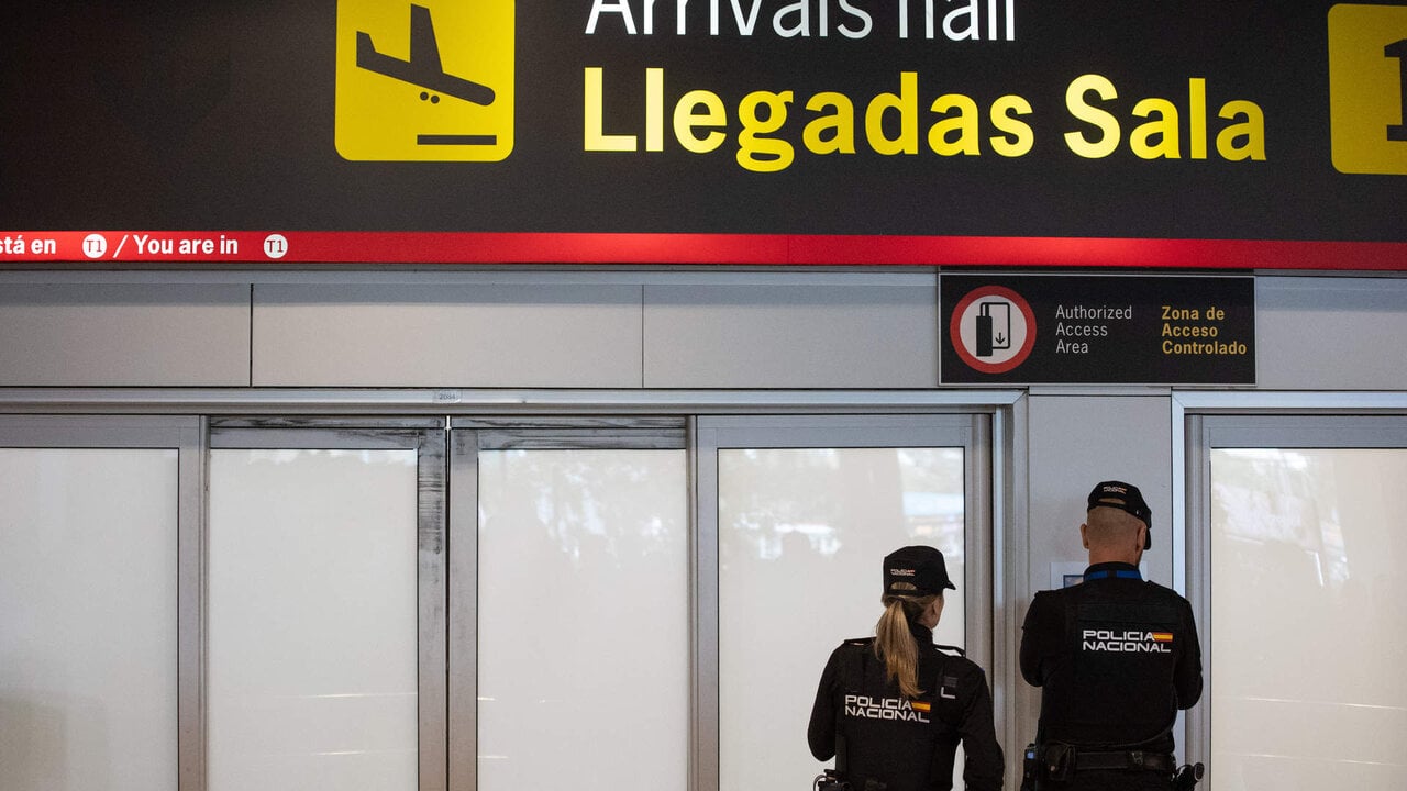 Polic&iacute;as nacionales en el Aeropuerto Adolfo Su&aacute;rez Madrid-Barajas (Foto Alejandro Mart&iacute;nez V&eacute;lez / Europa Press).