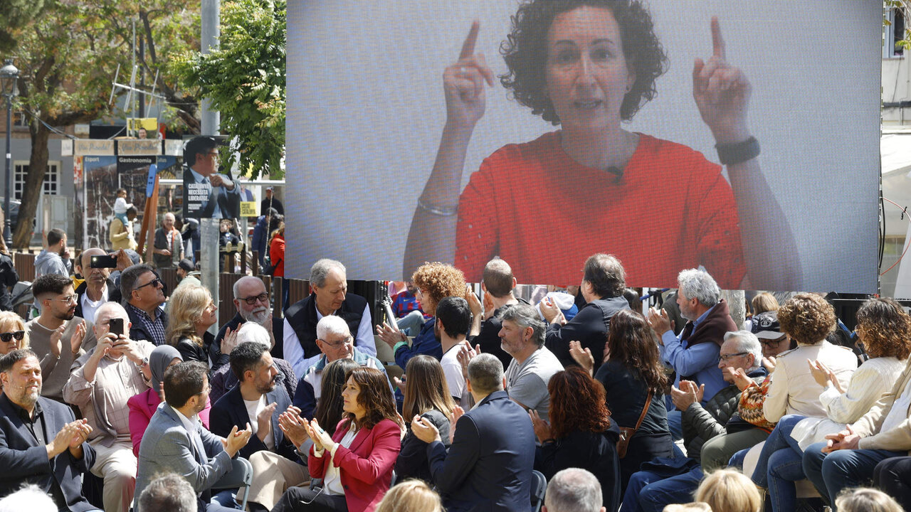 La secretaria general de ERC, Marta Rovira, interviene de manera telem&aacute;tica durante un mitin de ERC, en la plaza Espanya, a 4 de mayo de 2024, en Pineda de Mar, Barcelona, Catalunya.
