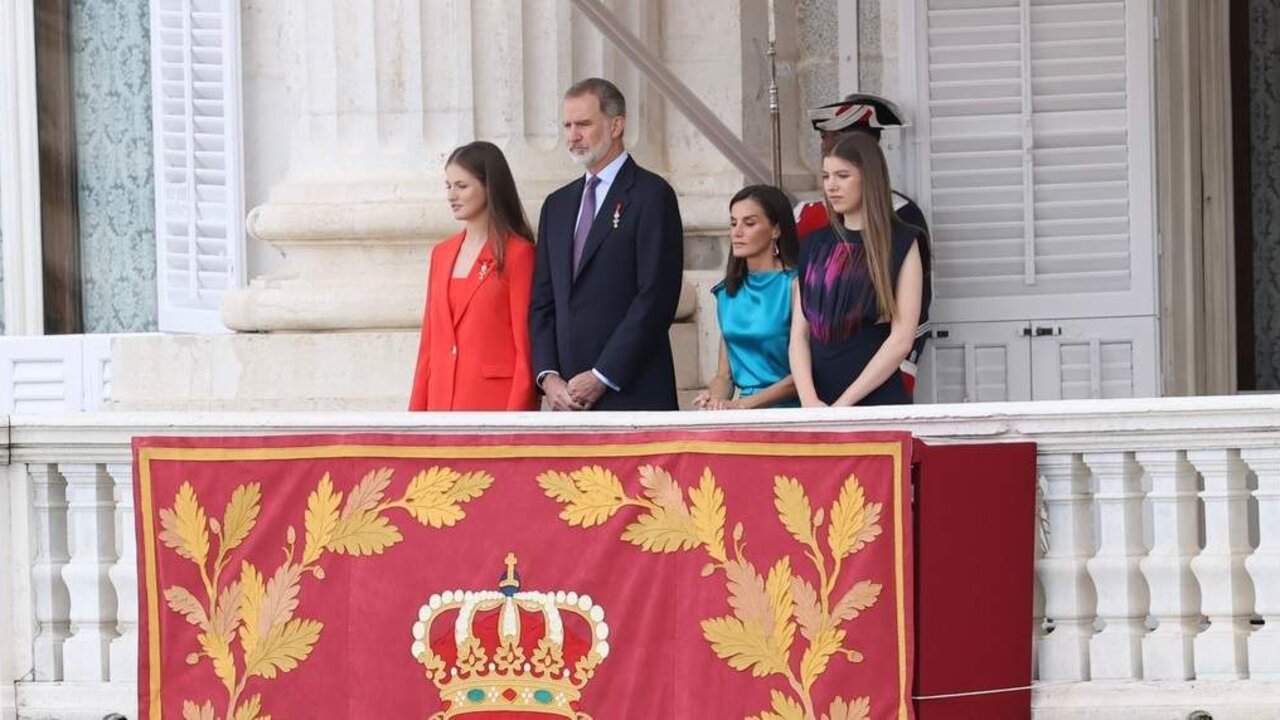 Los reyes y sus hijas, en el balc&oacute;n del Palacio Real de Madrid (Foto: Casa de S.M. el Rey).