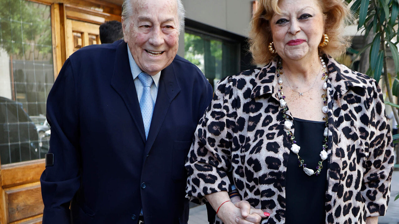 Victoriano Valencia sale de casa junto a su mujer, Paloma D&iacute;az, el d&iacute;a de su 91 cumplea&ntilde;os, a 30 de mayo de 2024, en Madrid (Espa&ntilde;a).
TORERO;APODERADO;CUMPLEA&Ntilde;OS;PERSONAJE;30 MAYO 2024
Antonio Guti&eacute;rrez / Europa Press
30/5/2024