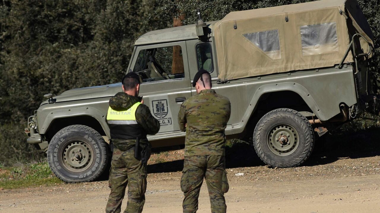 C&oacute;rdoba. 21/12/23MADERO CUBEROLa Guardia Civil y efectivos de la base de Cerro Muriano buscan desde primera hora de la ma&ntilde;ana a dos militares que han desaparecido durante unas maniobras que se estaban realizando en un lago del complejo de la Brigada X. (En la imagen, militares acordonando el sitio donde han ocurrido los hechos)