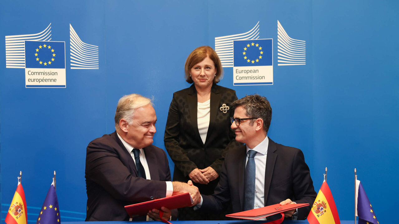El vicesecretario de Institucional del PP, Esteban Gonz&aacute;lez Pons; la vicepresidenta de la Comisi&oacute;n Europea, Vera Jourov&aacute;, y el ministro de Presidencia, Justicia y Relaciones con las Cortes, F&eacute;lix Bola&ntilde;os, en la firma del acuerdo para renovar el CGPJ.
