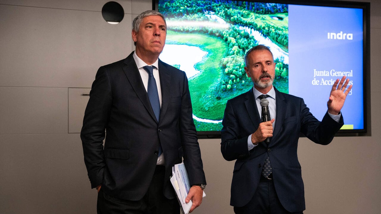 Archivo - (I-D) El consejero delegado de Indra, Jos&eacute; Vicente de los Mozos, y el presidente de Indra, Marc Murtra.