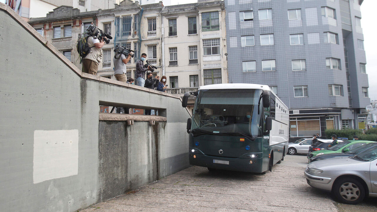 A Coru&ntilde;a
Entrada a los Juzgados de A Coru&ntilde;a los  investigados mayores de edad, as&iacute; como las partes personadas en el caso, para asistir a una comparecencia en la que se les concretar&aacute; la imputaci&oacute;n, tal y como requiere el art&iacute;culo 25 de la Ley Org&aacute;nica del Tribunal del Jurado
05/08/2021
Foto: M. Dylan / Europa Press