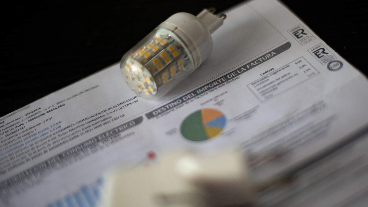 Archivo - Una factura del consumo de luz.