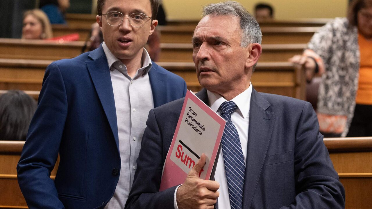 El portavoz de Sumar en el Congreso, &Iacute;&ntilde;igo Errej&oacute;n (i), y el portavoz parlamentario de IU y diputado de Sumar, Enrique Santiago (d), durante una sesi&oacute;n plenaria en el Congreso de los Diputados, a 9 de abril de 2024, en Madrid.