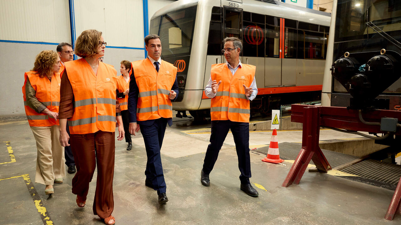 BILBAO, SPAIN: El Lehendakari Imanol Pradales y la Diputada General de Bizkaia, Elixabete Etxanobe, se acercan hasta las cocheras de mantenimiento de Metro Bilbao en Sopela para ofrecer detalles sobre la renovaci&oacute;n de la flota de Metro Bilbao.