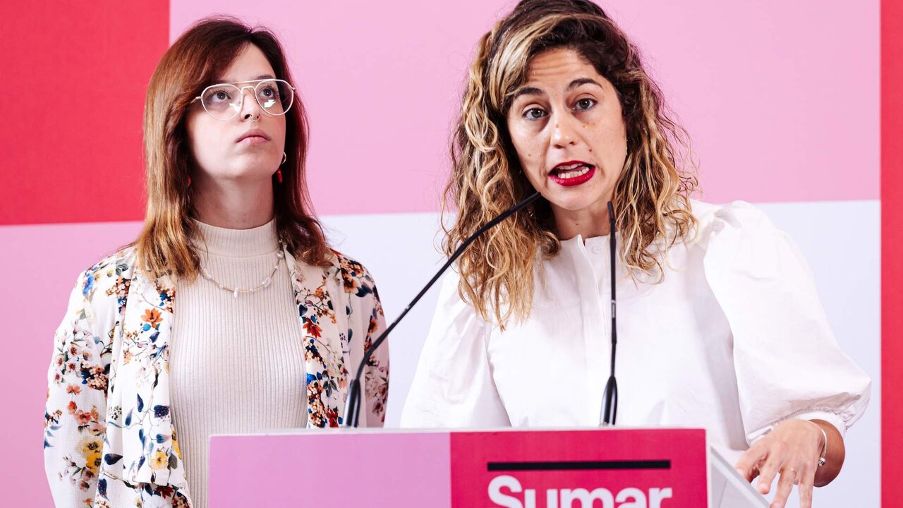 Las secretarias de Comunicaci&oacute;n y Organizaci&oacute;n y miembros de la coordinadora colegiada de Sumar, Elizabeth Duval (i) y Lara Hern&aacute;ndez (d), durante una rueda de prensa, en el Espacio Rastro, a 8 de julio de 2024, en Madrid.