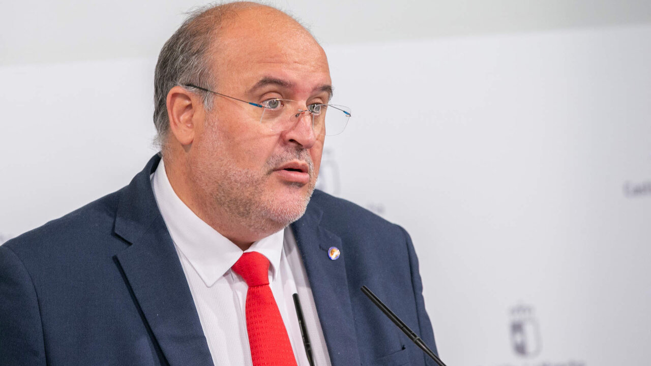Toledo, 2 de abril de 2024.- El vicepresidente primero del Gobierno de Castilla-La Mancha, Jos&eacute; Luis Mart&iacute;nez Guijarro, ha comparecido en rueda de prensa, en el Palacio de Fuensalida, para dar cuenta de los acuerdos adoptados por el Consejo de Gobierno relacionados con su departamento. (Fotos: A. P&eacute;rez Herrera // JCCM)