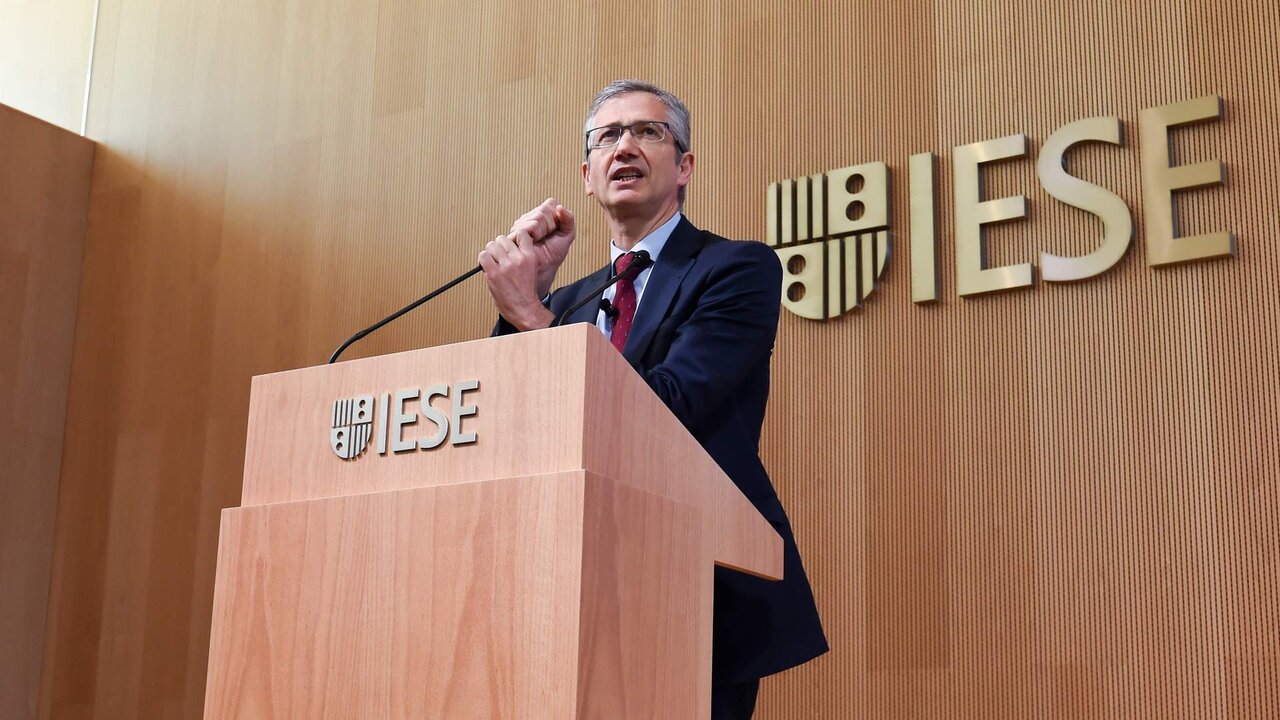 Archivo - El exgobernador del Banco de Espa&ntilde;a Pablo Hern&aacute;ndez de Cos interviene durante la primera jornada de la 19&ordm; edici&oacute;n del IESE Banking, en Madrid, el pasado 16 de mayo.
