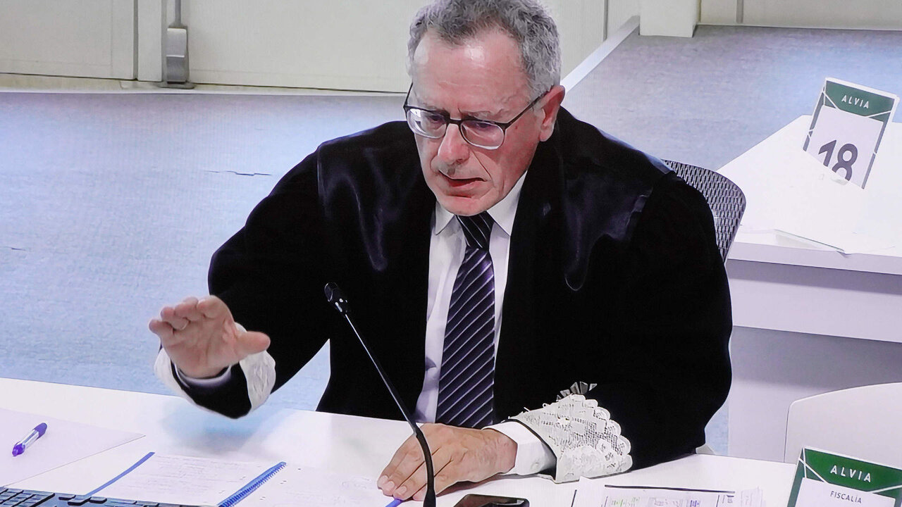 Mariano Pi&ntilde;eiro V&aacute;zquez, Fiscal juicio accidente  tren Alvia - foto a trav&eacute;s de pantalla tv sala de prensa del juicio